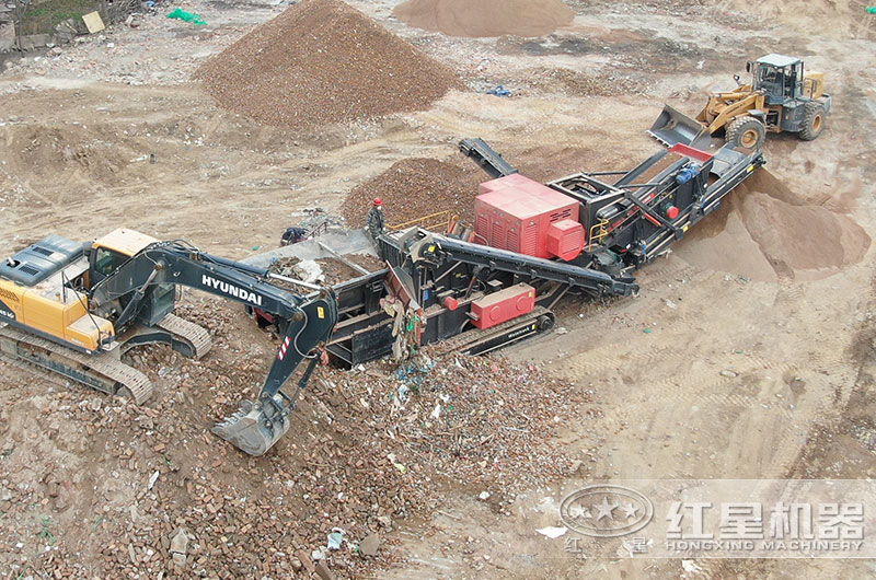 履帶式移動(dòng)反擊式破碎機(jī)建筑垃圾現(xiàn)場(chǎng)