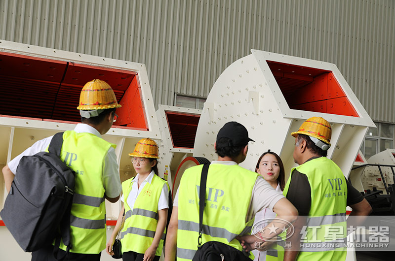 客戶來(lái)廠考察玻璃粉碎設(shè)備