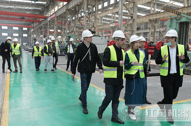 客戶來廠考察碎石生產(chǎn)線設(shè)備