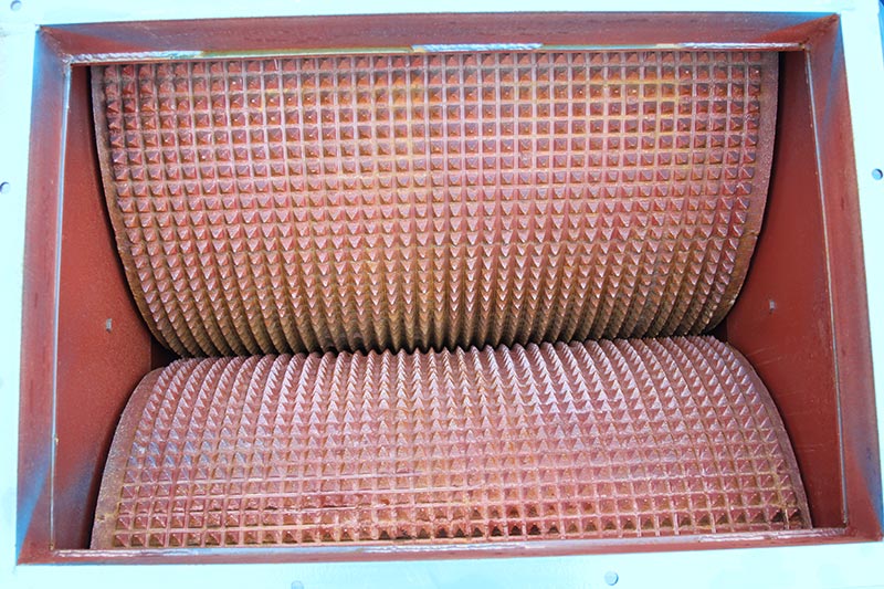 楔塊或墊片調(diào)節(jié)輥輪間距，控制排料大小