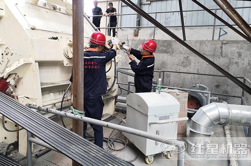 紅星技術(shù)人員奔赴現(xiàn)場(chǎng)為客戶調(diào)設(shè)備 紅星技術(shù)人員奔赴現(xiàn)場(chǎng)為客戶調(diào)設(shè)備