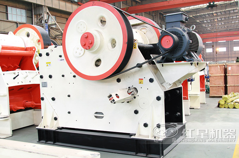 顎式破碎機(jī)現(xiàn)場實(shí)拍圖