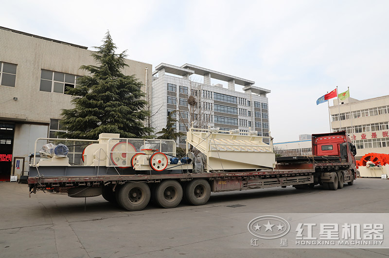 紅星對輥破碎機裝車發(fā)貨現(xiàn)場 紅星對輥破碎機裝車發(fā)貨現(xiàn)場