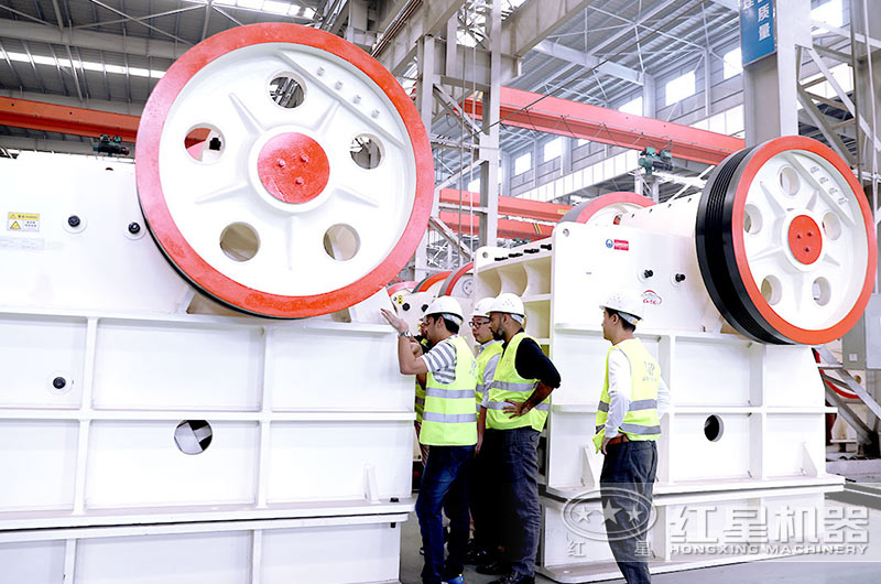 客戶來廠考察大型鄂破機(jī)設(shè)備