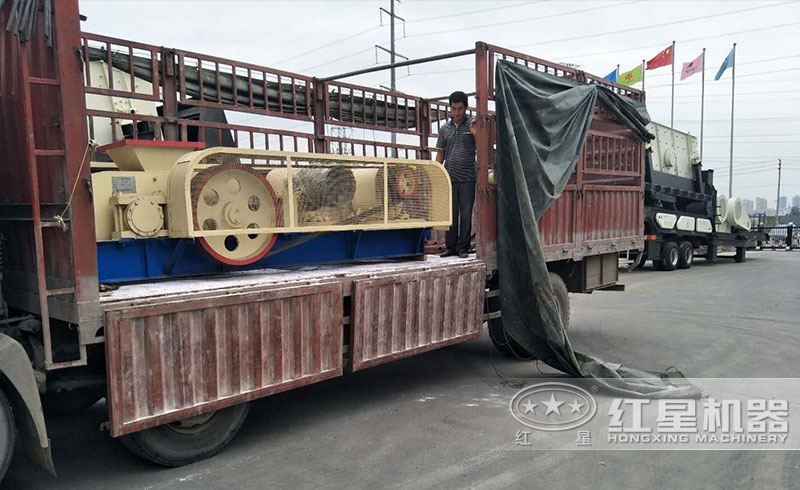 大型對(duì)輥式破碎機(jī)發(fā)貨現(xiàn)場(chǎng)