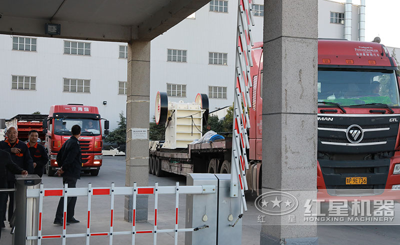 小型鱷式碎石機發(fā)貨現(xiàn)場 小型鱷式碎石機發(fā)貨現(xiàn)場