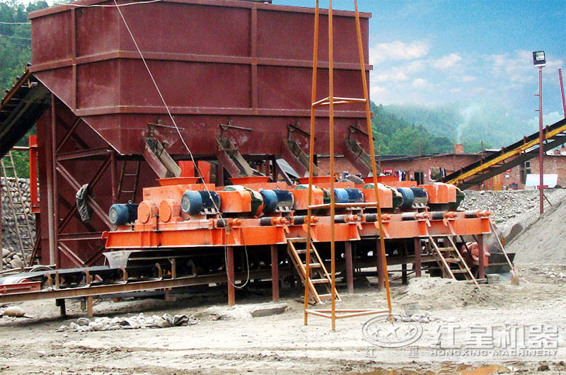 輥式破碎機(jī)客戶現(xiàn)場實拍圖