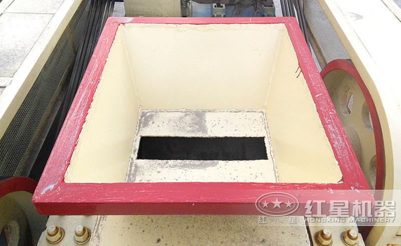 對輥式破碎機(jī)進(jìn)料口