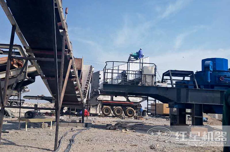 移動碎沙機(jī)作業(yè)現(xiàn)場