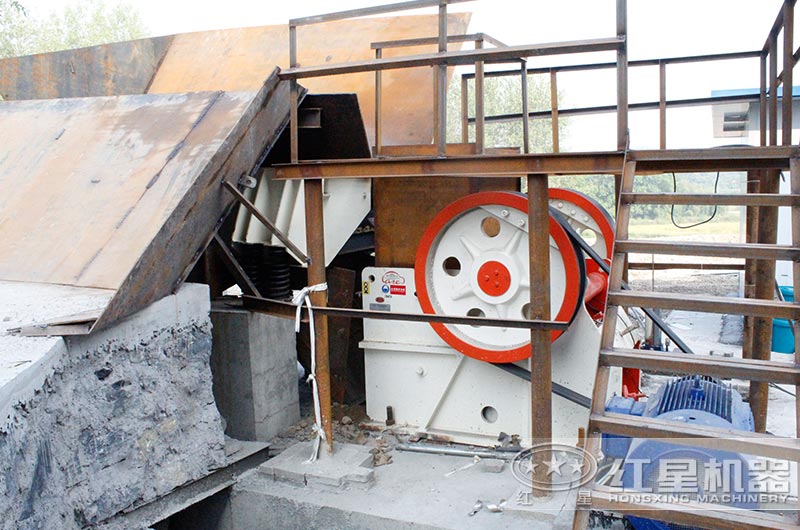 顎式破碎機作業(yè)現(xiàn)場