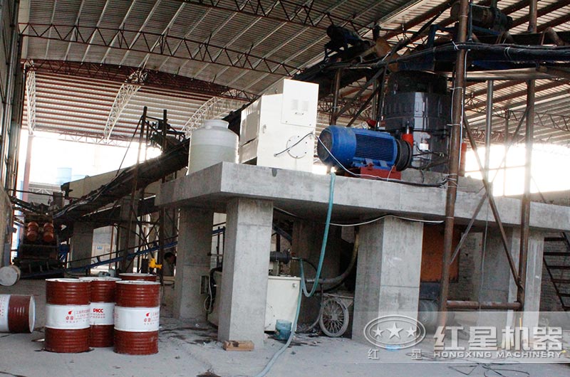 圓錐破碎機(jī)現(xiàn)場實拍圖