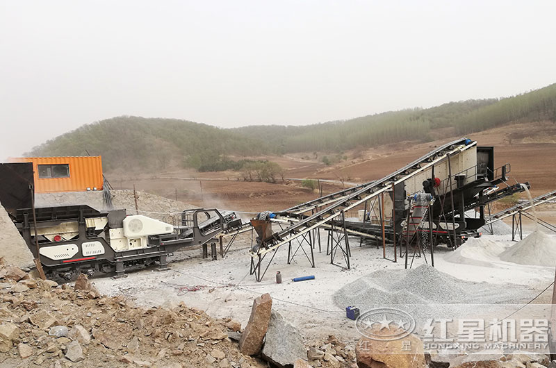移動(dòng)碎石機(jī)機(jī)械設(shè)備作業(yè)現(xiàn)場(chǎng)