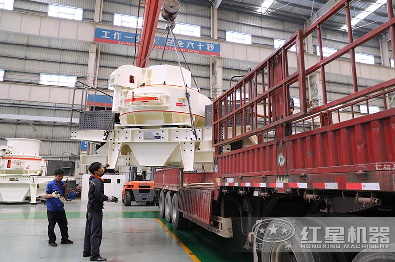 制沙機(jī)正在裝車(chē)，發(fā)往山西