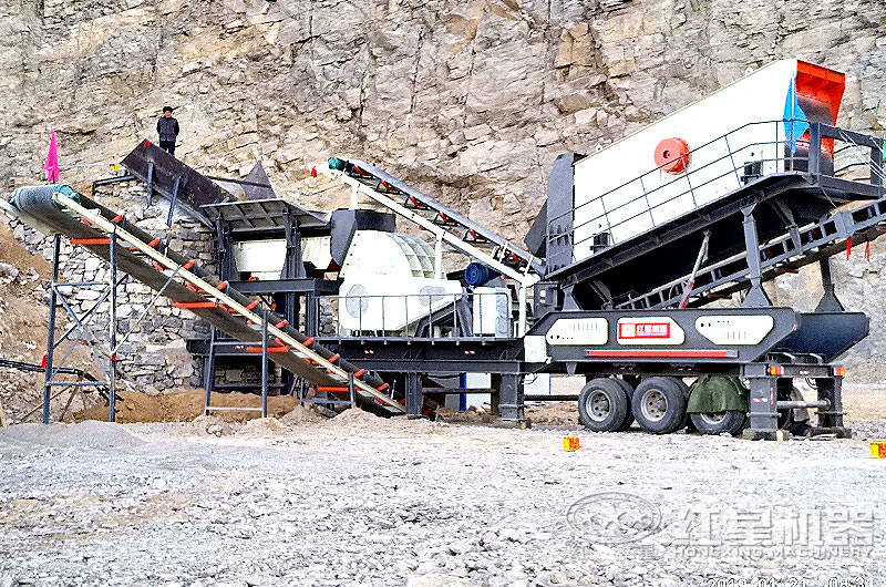 移動(dòng)輪式破碎機(jī)正在作業(yè)
