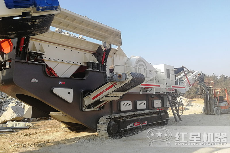 履帶式移動(dòng)破碎站實(shí)拍圖