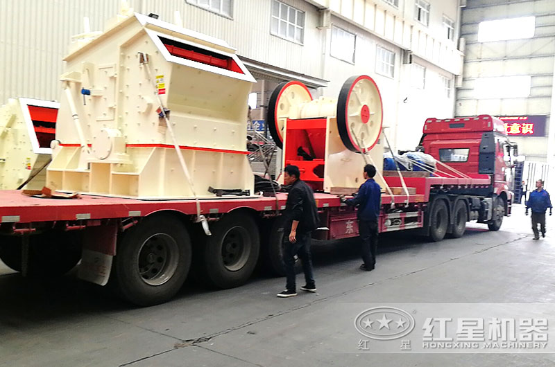 反擊式碎石機(jī)整套設(shè)備裝車，廠家直接發(fā)往用戶現(xiàn)場(chǎng)