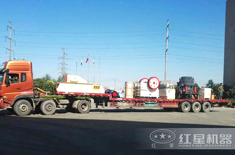 小型石子破碎機(jī)裝車，發(fā)往遼寧