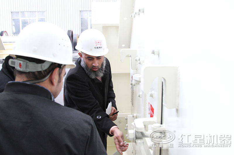 客戶來(lái)廠了解設(shè)備細(xì)節(jié)