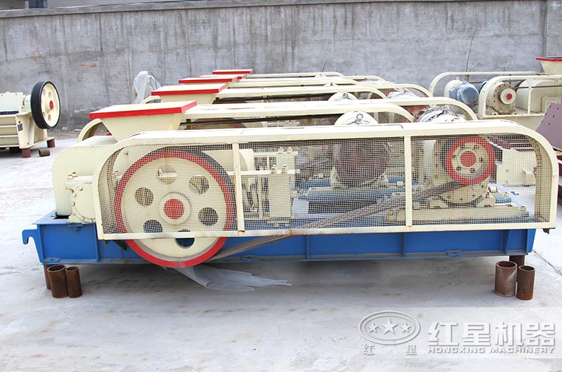 紅星大型廠家，對(duì)輥式粉碎機(jī)有現(xiàn)貨