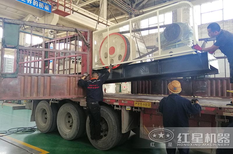 對(duì)輥式粉碎機(jī)裝車，準(zhǔn)備發(fā)貨