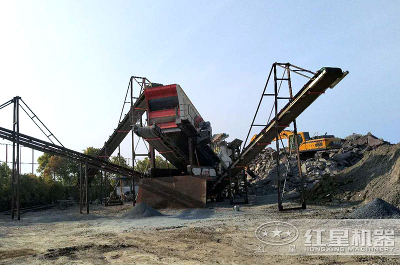 移動式砂石破碎機作業(yè)現場圖