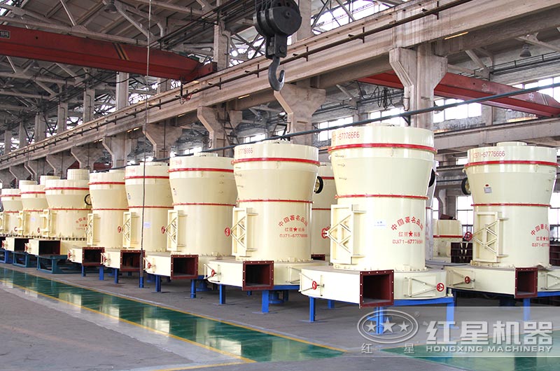 高強(qiáng)磨粉機(jī)生產(chǎn)車間，廠家有現(xiàn)貨提供