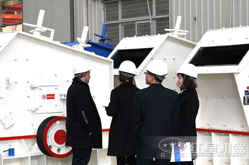 反擊破碎機(jī)客戶來(lái)廠考察