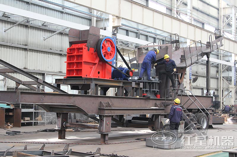 移動粉碎石頭的機(jī)器制造車間