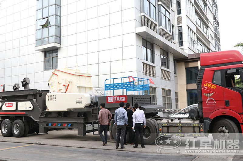 廢混凝土塊粉碎設(shè)備發(fā)貨中