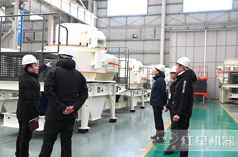 客戶來廠參觀，經(jīng)理陪同詳細介紹