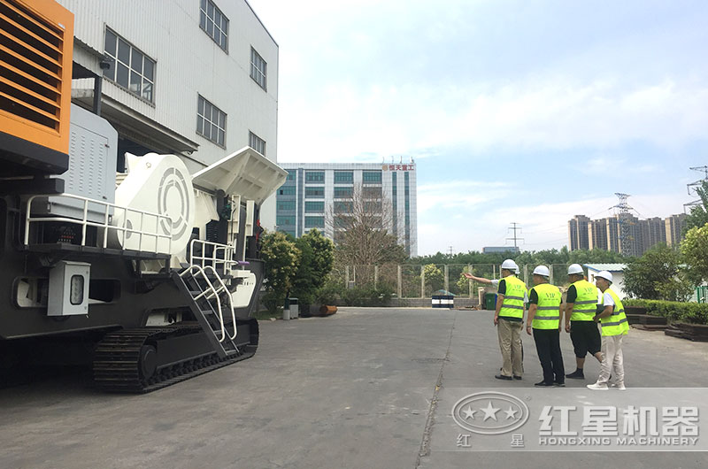 客戶來(lái)廠參觀，經(jīng)理陪同做詳細(xì)介紹