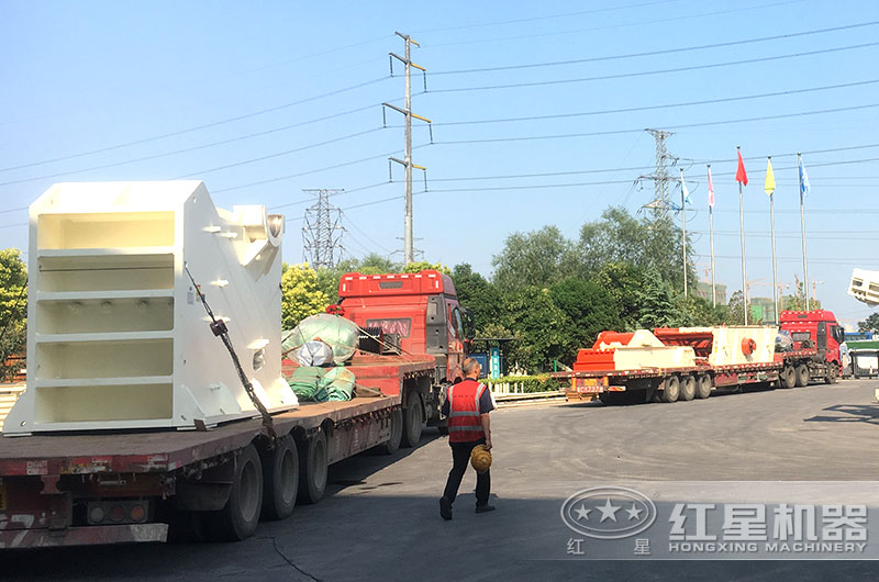 時(shí)產(chǎn)50噸小型砂石粉碎機(jī)發(fā)貨現(xiàn)場