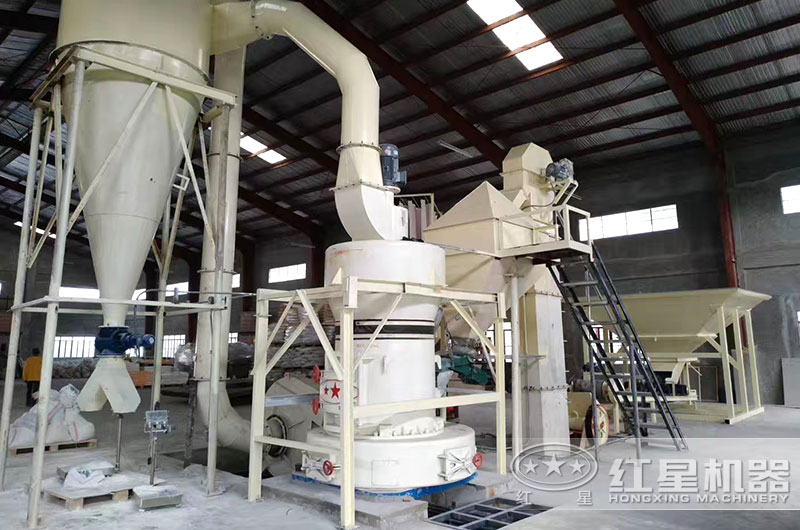 山西客戶小型雷蒙磨粉機生產現場