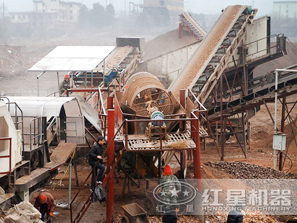 80移動式建筑垃圾破碎機設備生產(chǎn)現(xiàn)場