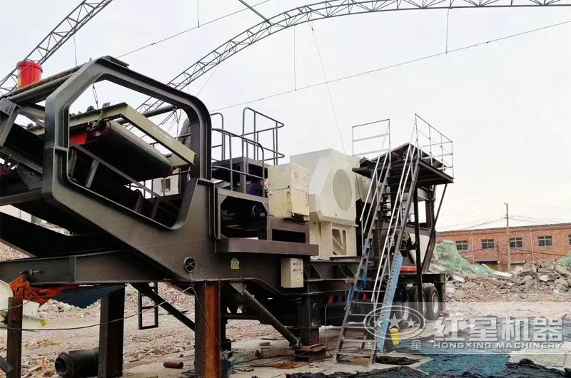 山東濱州移動鄂式碎石機作業(yè)現(xiàn)場圖