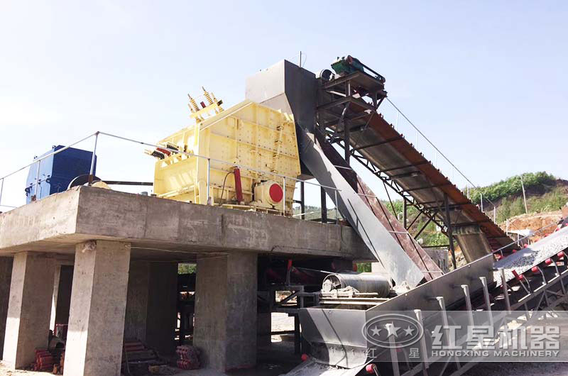 小型反擊式碎石機作業(yè)現(xiàn)場 小型反擊式碎石機作業(yè)現(xiàn)場