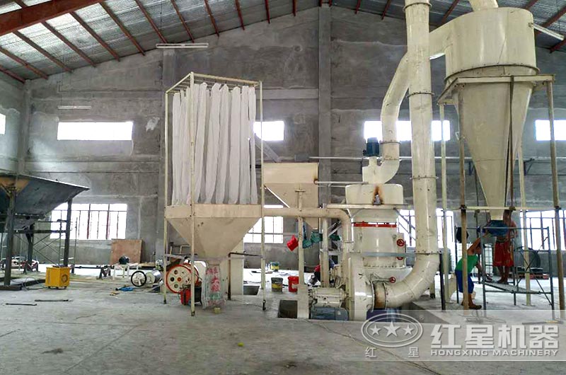 石灰石雷蒙磨粉機作業(yè)現(xiàn)場圖