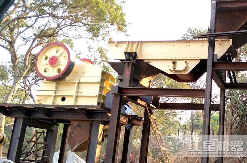 顎式破碎機(jī)現(xiàn)場作業(yè)圖片