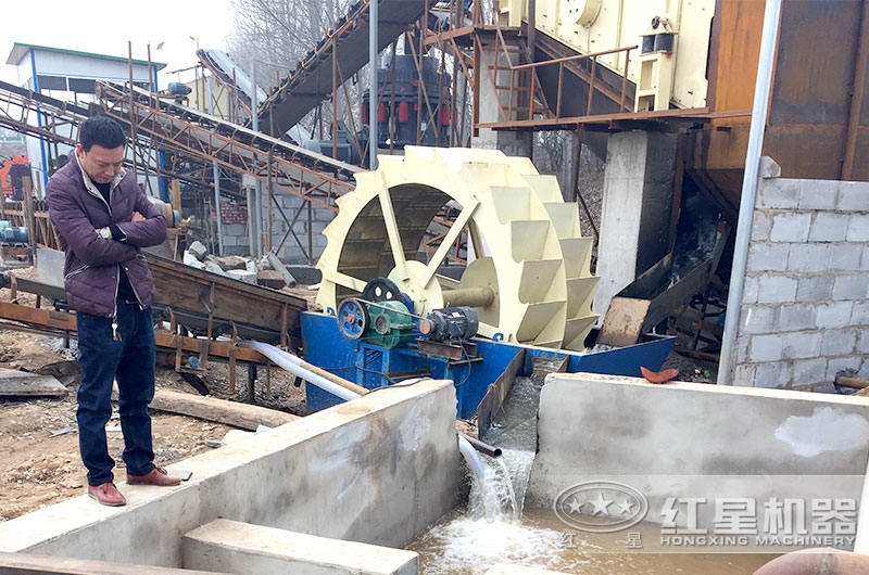 洗沙機(jī)旁配備沉淀池，實(shí)現(xiàn)水資源循環(huán)利用