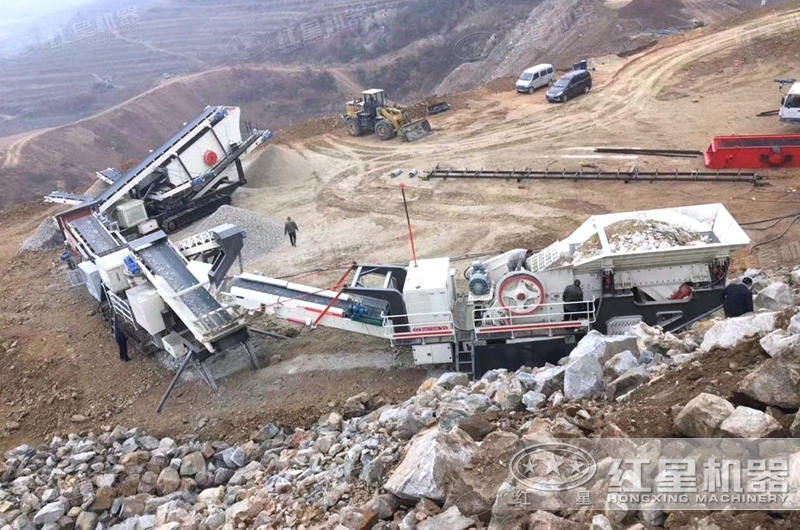 一套移動式碎石機(jī)作業(yè)現(xiàn)場
