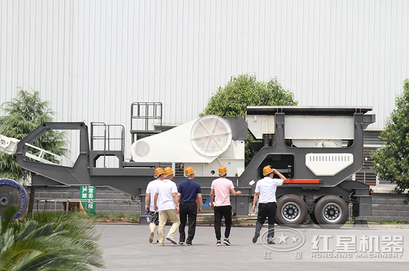 客戶來紅星參觀小型移動(dòng)石子機(jī)