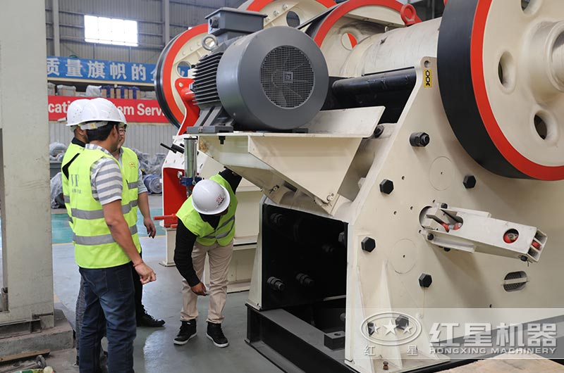 紅星客戶(hù)到廠參觀石料加工設(shè)備