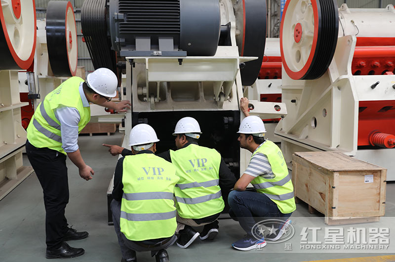 紅星客戶到廠參觀考察1215破碎機