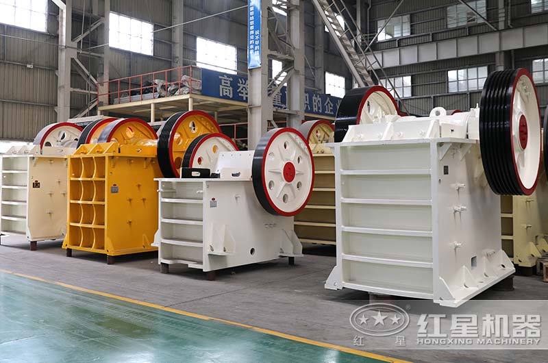 紅星顎式粉碎機車間實拍圖
