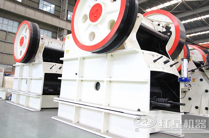 大型鄂式打石機(jī)車間實拍圖