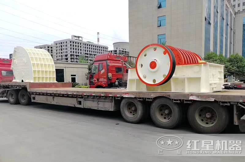 紅星時產(chǎn)3000噸的PCZ2225重錘式破碎機發(fā)貨現(xiàn)場