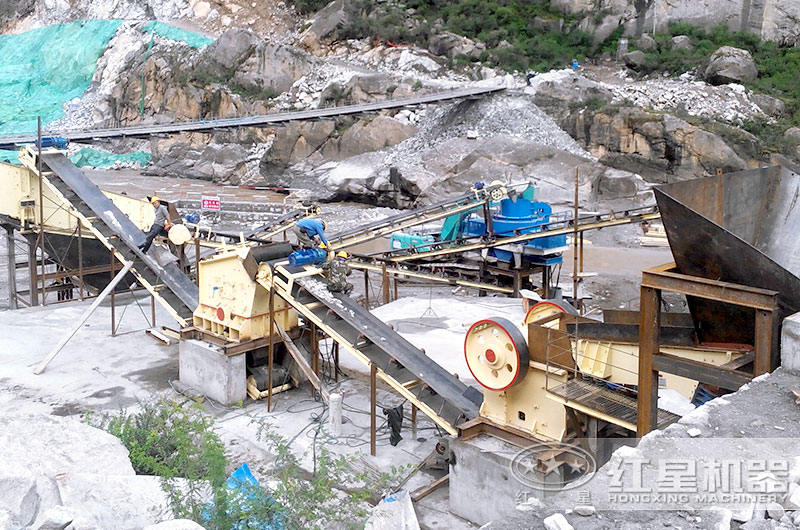 石頭碎石機生產(chǎn)現(xiàn)場