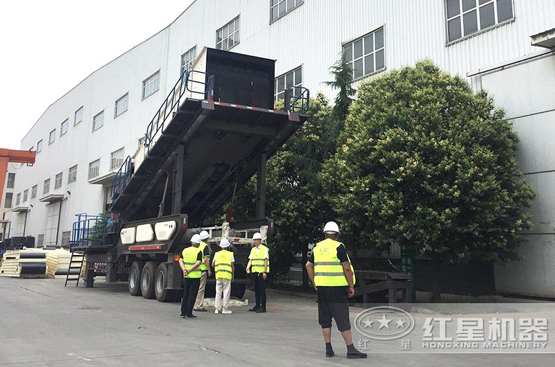 客戶到廠近距離考察移動(dòng)式水泥路面破碎機(jī)