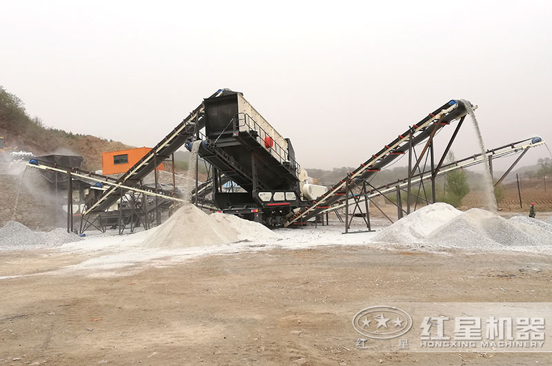 正在廣東作業(yè)的移動式破碎磕沙機(jī) 正在廣東作業(yè)的移動式破碎磕沙機(jī)