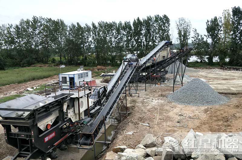 移動(dòng)磕石機(jī)生產(chǎn)現(xiàn)場(chǎng)，兩臺(tái)聯(lián)合作業(yè)
